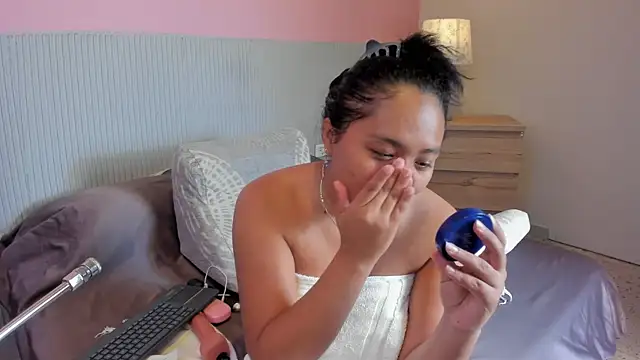 Snapshot of yeikafoxy chatting on 12.21.25 yeikafoxy online show from 12.21.25