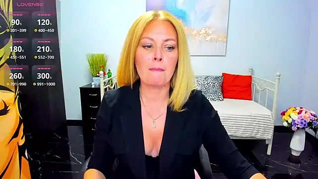 Snapshot of Mira_Whites chatting on 05.19.26 Mira Whites online show from 05.19.26