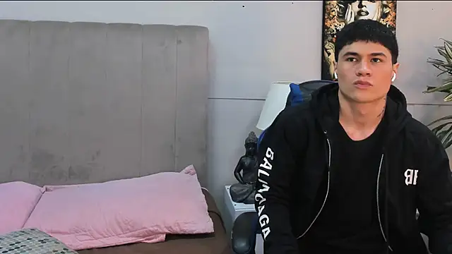 Snapshot of roan_birkin chatting on 05.21.26 roan birkin online show from 05.21.26