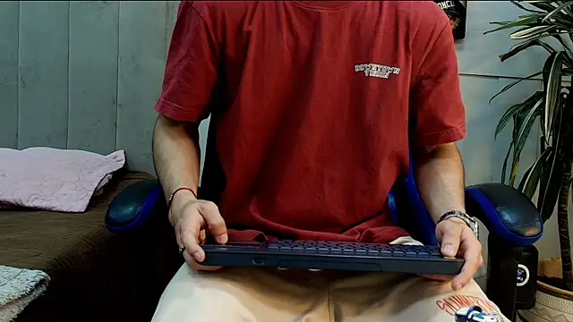 Snapshot of roan_birkin chatting on 05.25.26 roan birkin online show from 05.25.26
