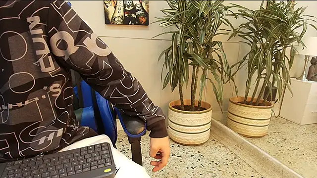 Snapshot of roan_birkin chatting on 05.26.26 roan birkin online show from 05.26.26