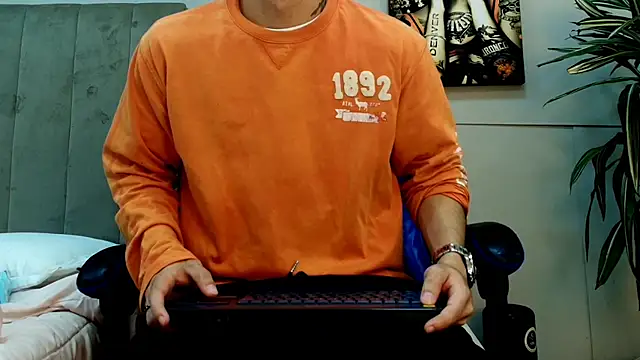 Snapshot of roan_birkin chatting on 05.27.26 roan birkin online show from 05.27.26