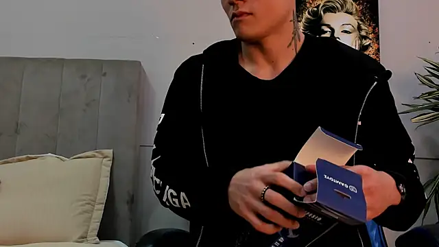 Snapshot of roan_birkin chatting on 06.15.26 roan birkin online show from 06.15.26