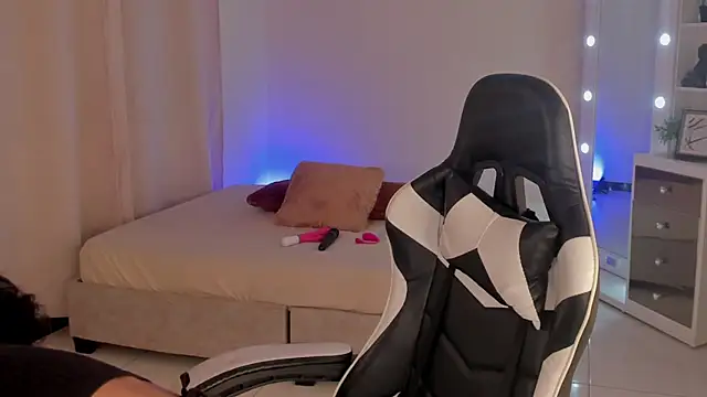 Snapshot of leahaltomm chatting on 02.16.25 leahaltomm online show from 02.16.25