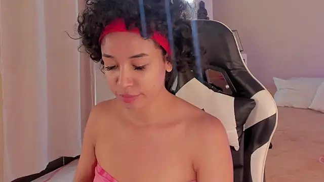 Snapshot of leahaltomm chatting on 03.05.25 leahaltomm online show from 03.05.25