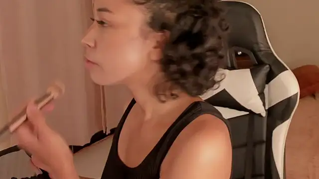 Snapshot of leahaltomm chatting on 03.07.25 leahaltomm online show from 03.07.25