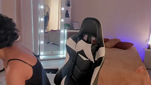 Snapshot of leahaltomm chatting on 03.12.25 leahaltomm online show from 03.12.25