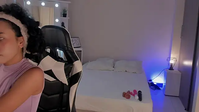 Snapshot of leahaltomm chatting on 03.20.25 leahaltomm online show from 03.20.25