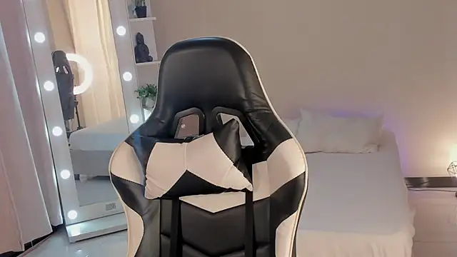 Snapshot of leahaltomm chatting on 03.21.25 leahaltomm online show from 03.21.25