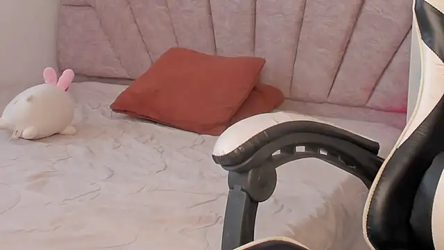 Snapshot of leahaltomm chatting on 10.15.25 leahaltomm online show from 10.15.25