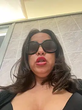 Snapshot of laarti chatting on 10.18.25 laarti online show from 10.18.25