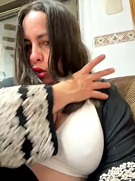 Snapshot of laarti chatting on 10.18.25 laarti online show from 10.18.25