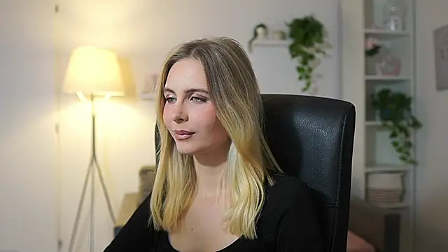 Snapshot of catecrago_ chatting on 11.25.25 catecrago online show from 11.25.25