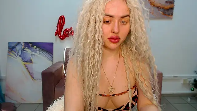 Snapshot of MissisCaty chatting on 02.09.25 MissisCaty online show from 02.09.25