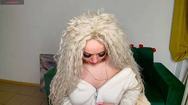 Snapshot of MissisCaty chatting on 02.12.25 MissisCaty online show from 02.12.25