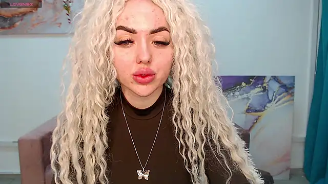 Snapshot of MissisCaty chatting on 02.13.25 MissisCaty online show from 02.13.25