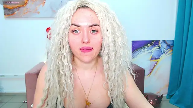 Snapshot of MissisCaty chatting on 02.25.25 MissisCaty online show from 02.25.25