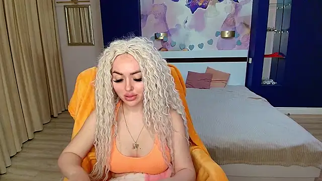 Snapshot of MissisCaty chatting on 11.04.25 MissisCaty online show from 11.04.25