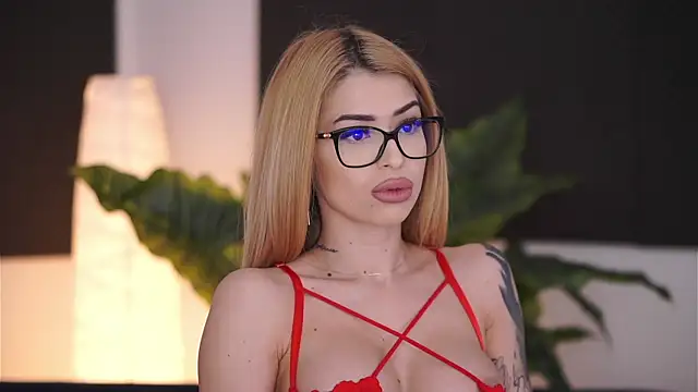 Snapshot of SkinnyBlondiie chatting on 02.08.25 SkinnyBlondiie online show from 02.08.25