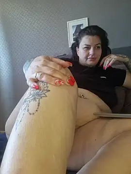 Snapshot of CannabisQueenn chatting on 06.19.26 CannabisQueenn online show from 06.19.26