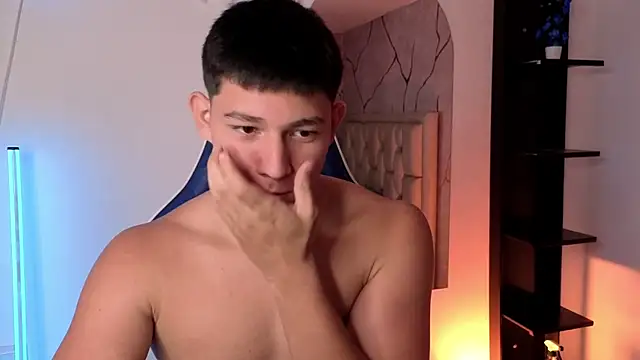 Snapshot of JamesCr_ chatting on 07.28.26 JamesCr online show from 07.28.26