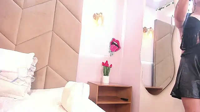 Snapshot of AzunaStar chatting on 09.24.25 AzunaStar online show from 09.24.25