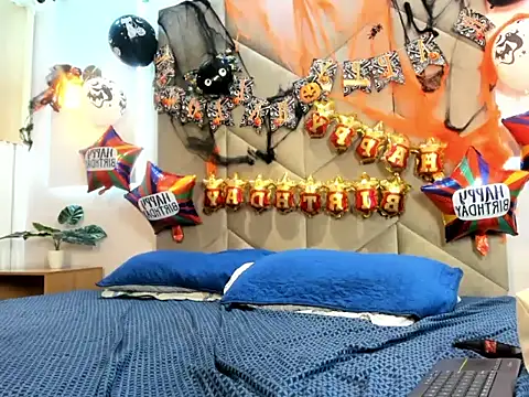 Snapshot of AzunaStar chatting on 10.20.25 AzunaStar online show from 10.20.25