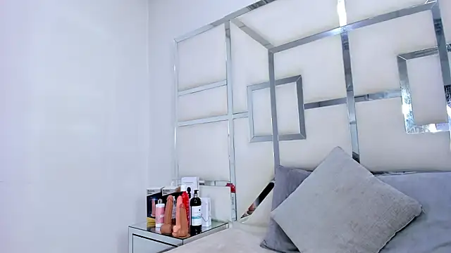 ZoeWan69 online show from 10.31.25