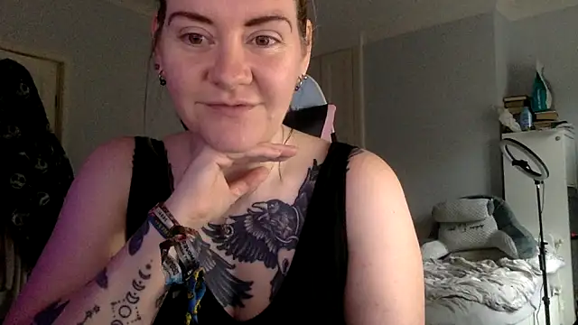 Snapshot of AureliaXOX chatting on 02.11.25 AureliaXOX online show from 02.11.25