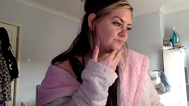 Snapshot of AureliaXOX chatting on 02.16.25 AureliaXOX online show from 02.16.25
