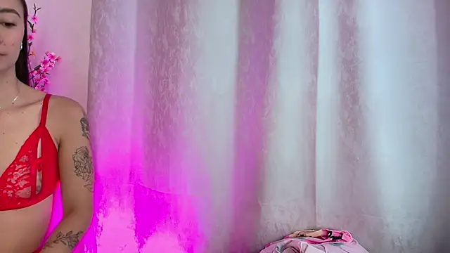 Snapshot of miaa_queen2 chatting on 11.11.25 miaa queen2 online show from 11.11.25