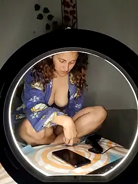 Snapshot of jeans_and_emma chatting on 11.22.25 jeans and emma online show from 11.22.25