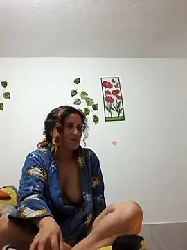 Snapshot of jeans_and_emma chatting on 11.25.25 jeans and emma online show from 11.25.25