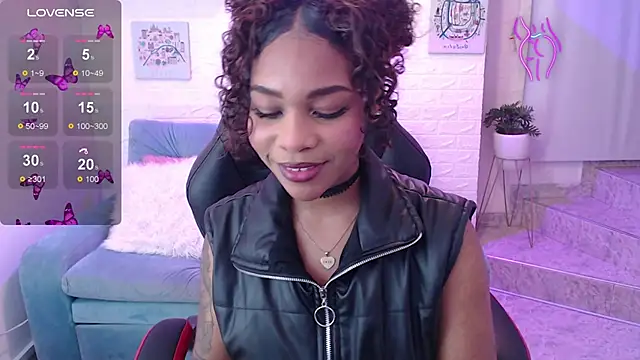 Snapshot of tylla_ chatting on 03.11.25 tylla online show from 03.11.25