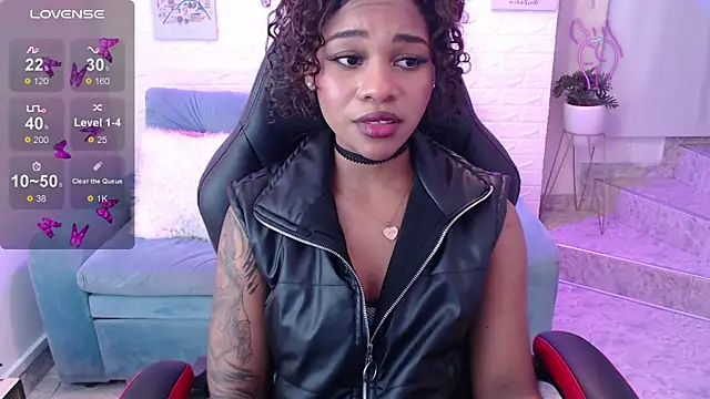 Snapshot of tylla_ chatting on 03.11.25 tylla online show from 03.11.25