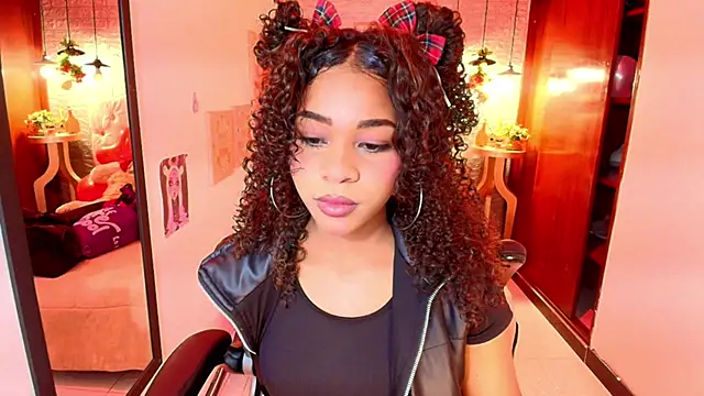Snapshot of tylla_ chatting on 03.17.25 tylla online show from 03.17.25