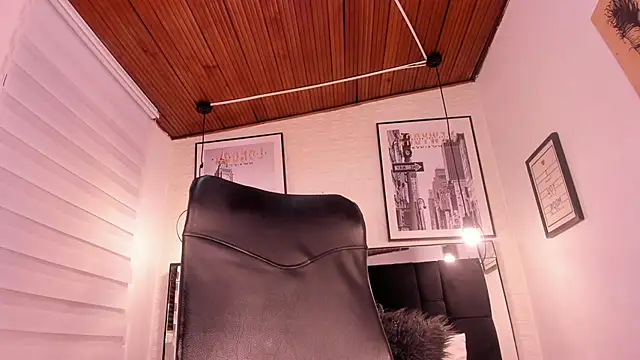 Snapshot of tylla_ chatting on 09.30.25 tylla online show from 09.30.25