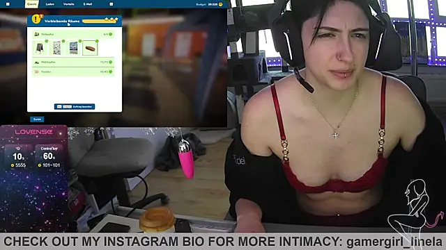 Snapshot of Gamergirl-Linela chatting on 12.16.25 Gamergirl-Linela online show from 12.16.25