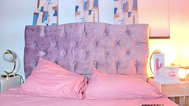 Skye Moore online show from 09.16.25