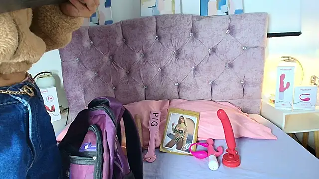 Skye Moore online show from 10.01.25