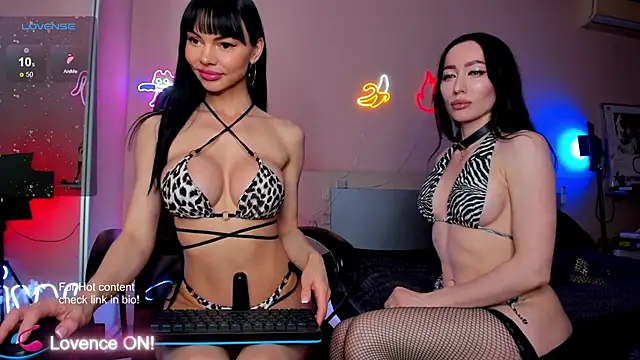 Snapshot of AmyLeeplay chatting on 02.19.25 AmyLeeplay online show from 02.19.25