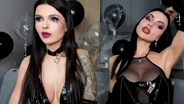 Snapshot of AmyLeeplay chatting on 10.31.25 AmyLeeplay online show from 10.31.25