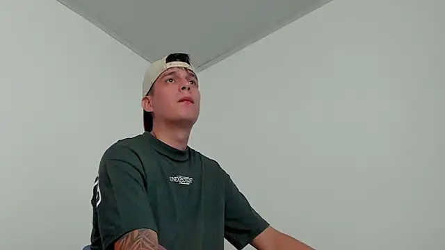 Snapshot of hugosan12 chatting on 02.15.25 hugosan12 online show from 02.15.25