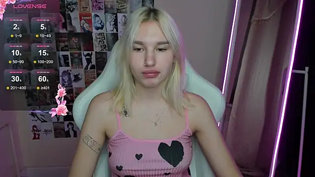 Snapshot of EvelinaLuu chatting on 11.18.25 EvelinaLuu online show from 11.18.25