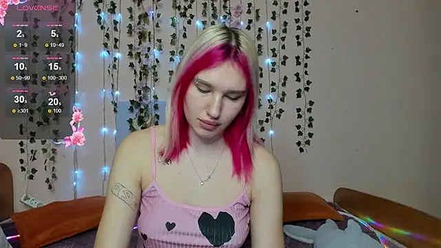 Snapshot of EvelinaLuu chatting on 11.21.25 EvelinaLuu online show from 11.21.25