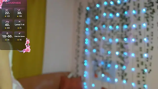 Snapshot of EvelinaLuu chatting on 11.27.25 EvelinaLuu online show from 11.27.25