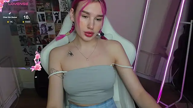 Snapshot of EvelinaLuu chatting on 12.04.25 EvelinaLuu online show from 12.04.25