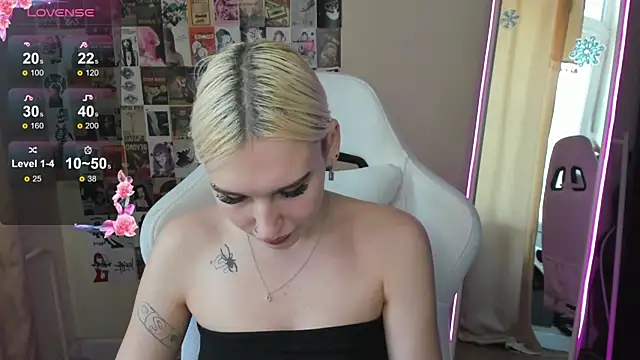 Snapshot of EvelinaLuu chatting on 01.11.26 EvelinaLuu online show from 01.11.26