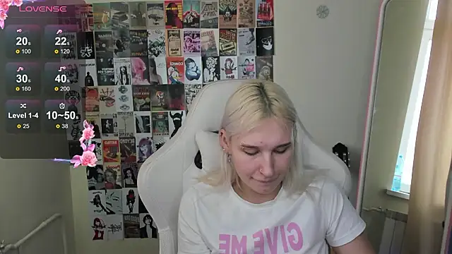 Snapshot of EvelinaLuu chatting on 03.01.26 EvelinaLuu online show from 03.01.26