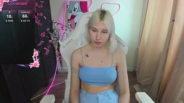 Snapshot of EvelinaLuu chatting on 03.28.26 EvelinaLuu online show from 03.28.26